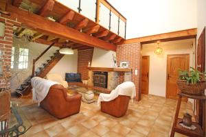 ein Wohnzimmer mit Stühlen und einem Kamin in der Unterkunft La maison de claire in Saint-Ouen-sur-Gartempe