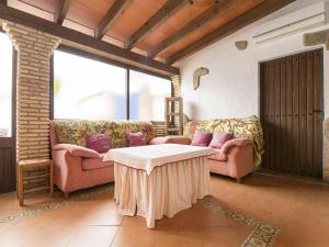 een woonkamer met 2 banken en een tafel bij Holiday Home Vereda Cádiz Conil by Interhome in Chiclana de la Frontera
