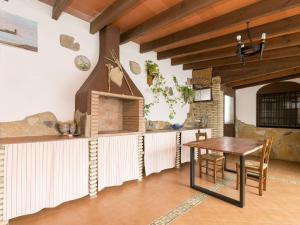 een keuken met een tafel en een fornuis bij Holiday Home Vereda Cádiz Conil by Interhome in Chiclana de la Frontera