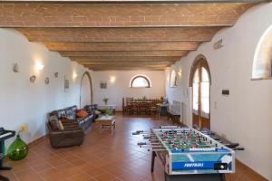 uma sala de estar com uma mesa de matraquilhos em Santa Lina - Gelsomino em Pomarance