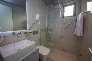 Koupelna v ubytování Lake View Rooms Ksamil