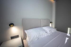 Postel nebo postele na pokoji v ubytování Lake View Rooms Ksamil