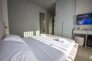 Postel nebo postele na pokoji v ubytování Lake View Rooms Ksamil