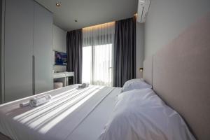 Postel nebo postele na pokoji v ubytování Lake View Rooms Ksamil