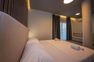 Postel nebo postele na pokoji v ubytování Lake View Rooms Ksamil