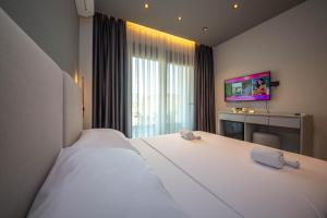 Postel nebo postele na pokoji v ubytování Lake View Rooms Ksamil