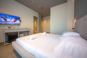 Postel nebo postele na pokoji v ubytování Lake View Rooms Ksamil