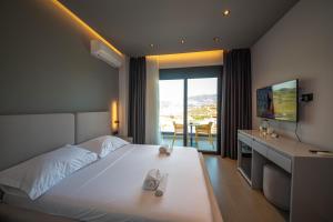 Postel nebo postele na pokoji v ubytování Lake View Rooms Ksamil