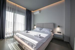 Postel nebo postele na pokoji v ubytování Lake View Rooms Ksamil
