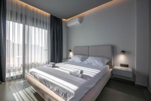 Postel nebo postele na pokoji v ubytování Lake View Rooms Ksamil