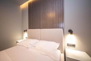 Postel nebo postele na pokoji v ubytování Lake View Rooms Ksamil