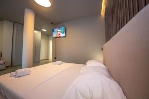 Postel nebo postele na pokoji v ubytování Lake View Rooms Ksamil