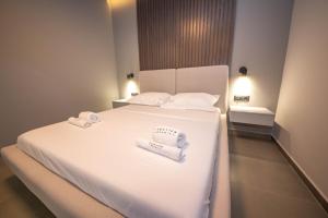 Postel nebo postele na pokoji v ubytování Lake View Rooms Ksamil