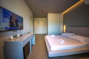 Postel nebo postele na pokoji v ubytování Lake View Rooms Ksamil