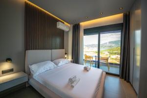 Postel nebo postele na pokoji v ubytování Lake View Rooms Ksamil