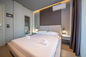 Postel nebo postele na pokoji v ubytování Lake View Rooms Ksamil