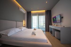 Postel nebo postele na pokoji v ubytování Lake View Rooms Ksamil