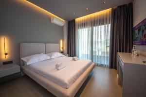Postel nebo postele na pokoji v ubytování Lake View Rooms Ksamil