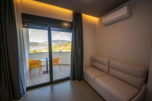 Posezení v ubytování Lake View Rooms Ksamil