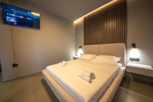 Postel nebo postele na pokoji v ubytování Lake View Rooms Ksamil