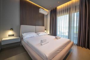 Postel nebo postele na pokoji v ubytování Lake View Rooms Ksamil