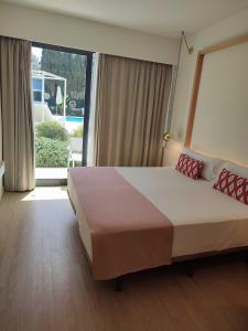 1 dormitorio con cama grande y ventana grande en Sol i Vida Hotel - Adults Only en Porto Cristo