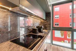 a kitchen with a sink and a counter top at GuestReady - Stylish studio in Gaia in Vila Nova de Gaia