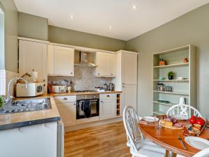 Kuchyň nebo kuchyňský kout v ubytování 3 Bed in Richmond 94740