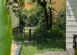 dos sillas y una mesa en un patio con un árbol en Cottage Retreat DALAT en Da Lat