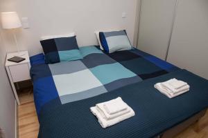 een slaapkamer met een bed met handdoeken erop bij GuestReady - Charming Downtown and Quiet Apartment in Porto
