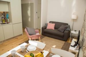 een woonkamer met een bank en een tafel bij GuestReady - Charming Downtown and Quiet Apartment in Porto