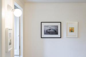 duas imagens emolduradas numa parede num quarto em GuestReady - Guindais Well House no Porto