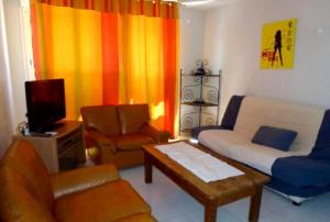 Χώρος καθιστικού στο Charmante maison avec piscine à Saint-Hippolyte-le-Graveyron 46 m² ! +5 φωτογραφίες