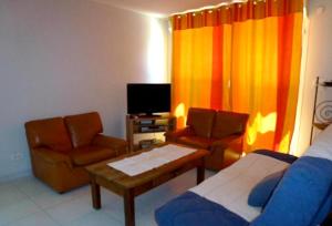 Μια τηλεόραση ή/και κέντρο ψυχαγωγίας στο Charmante maison avec piscine à Saint-Hippolyte-le-Graveyron 46 m² !