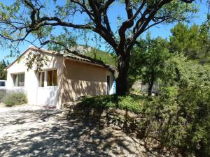 Το κτήριο όπου στεγάζεται  η παραθεριστική κατοικία