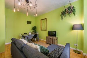 ein Wohnzimmer mit einem Sofa und einem Tisch in der Unterkunft GuestReady - Miragaia Green in Porto