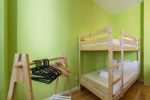 2 Etagenbetten in einem Zimmer mit grünen Wänden in der Unterkunft GuestReady - Miragaia Green in Porto