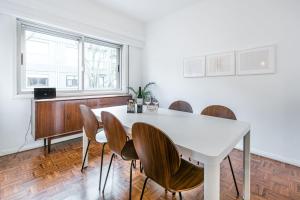 a dining room with a white table and chairs at GuestReady - The Hackberry in Porto