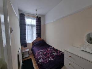 1 dormitorio con 1 cama en la esquina de una habitación en ilford town house, en Ilford