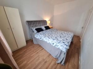 a bedroom with a bed with a blue comforter at ilford town house in Ilford