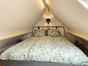 1 dormitorio con 1 cama en el ático en Vakantiehuis Gapinge GA03 met omheind terras, en Gapinge