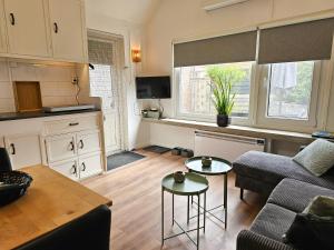 una sala de estar con un sofá y una mesa en Vakantiehuis Gapinge GA03 met omheind terras, en Gapinge