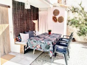 una mesa y sillas en un patio en 3 bedrooms house with enclosed garden and wifi at El Poyo del Cid, en El Poyo