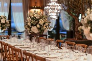 una mesa para una boda con vasos y flores en Porto Palace, en Tivat
