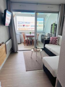 Posezení v ubytování Le Dauphin - 150m de la plage - Piscine -