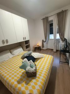 um quarto com uma grande cama amarela e branca em Alloggio Turistico @Roma em Roma