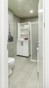 Biała łazienka z toaletą i wieżą w obiekcie MİMOZA BUSİNESS PLUS apart w mieście Şanlıurfa