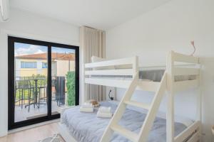 1 dormitorio con litera y ventana grande en GuestReady - Valbom Douro View, en Valbom