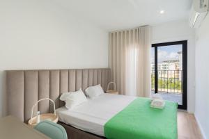 1 dormitorio con 1 cama con manta verde en GuestReady - Valbom Douro View, en Valbom