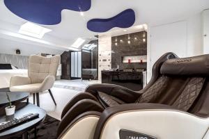- un salon avec un canapé et un bureau dans l'établissement Loft Évasion luxe Jacuzzi, à Reims